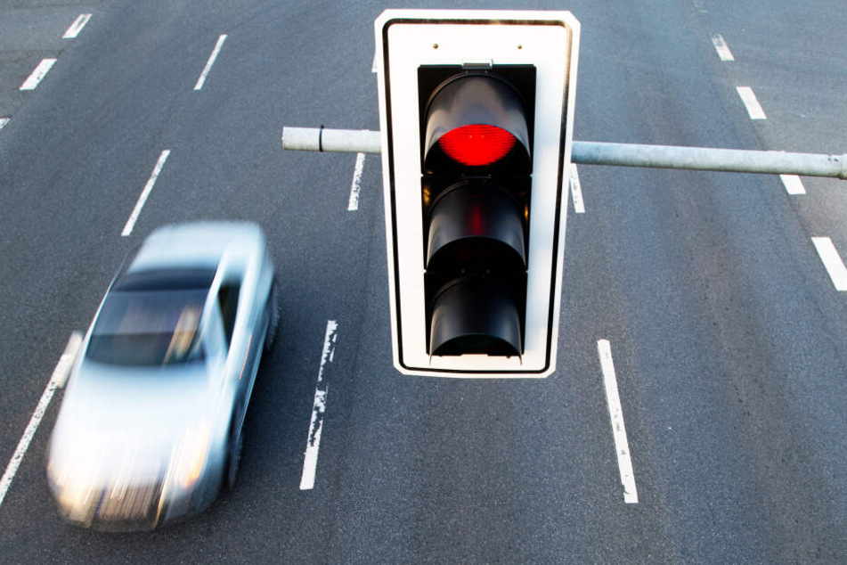 Trotz Vergehen gab es für einen Vater keine Anzeige beim Überfahren von roten Ampeln (Symbolbild).