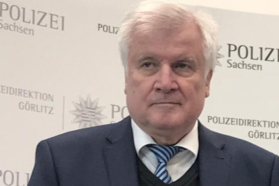Statement in Bautzen: Seehofer bleibt doch Innenminister!