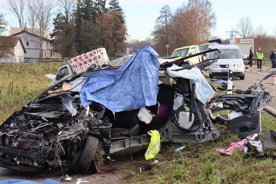 Trotz medizinischer Notversorgung konnte eine Frau nicht gerettet werden. Das Unfallwrack wurde abgeschleppt.
