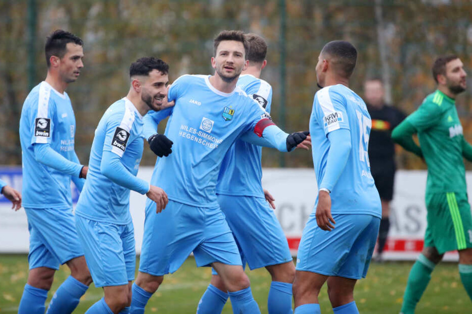 Tor für Chemnitz. CFC-Kicker Matti Langer trifft zum 0:1 und jubelt mit Kostadin Velkov, Davud Tuma und Noah Awuku.