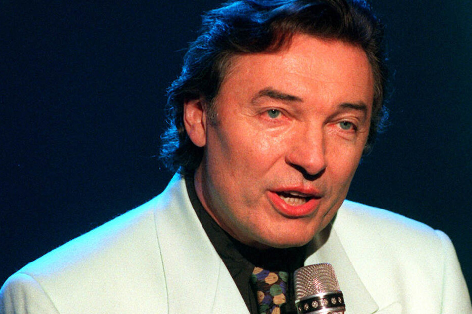Schlagersänger Karel Gott beim Auftritt bei der ZDF-"Hitparade" im November 1995.