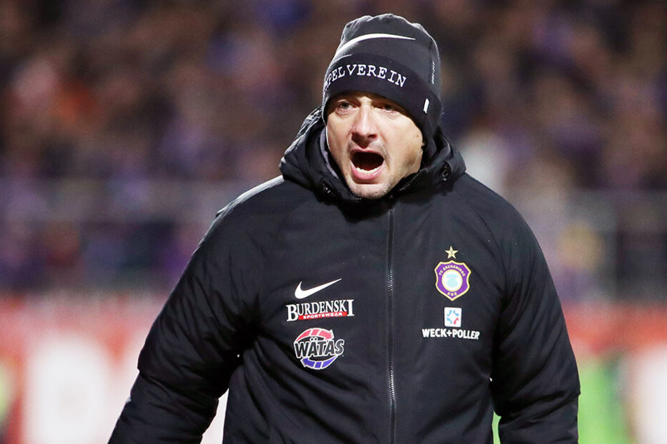 FCE-Trainer Daniel Meyer hat den Ball in den Ring geworfen - jetzt muss sich der Verein positionieren.