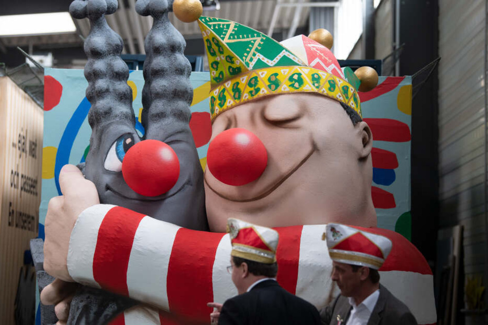 Die Wagen des Kölner Rosenmontagszuges wurden während des Richtfestes präsentiert.