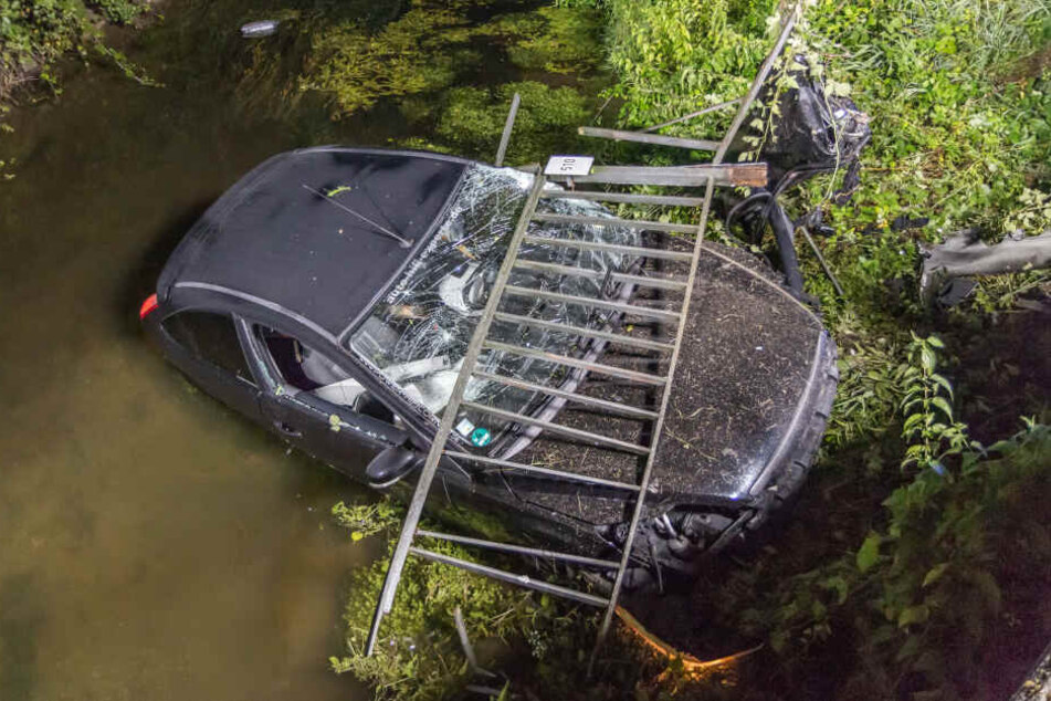 Ein Teil des Geländers wurde beim Unfall abgerissen.