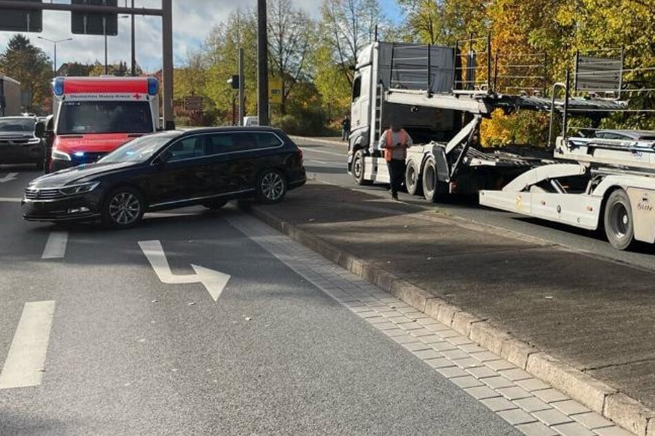Panne bei Spurwechsel: Lkw schiebt Auto auf die Gegenfahrbahn