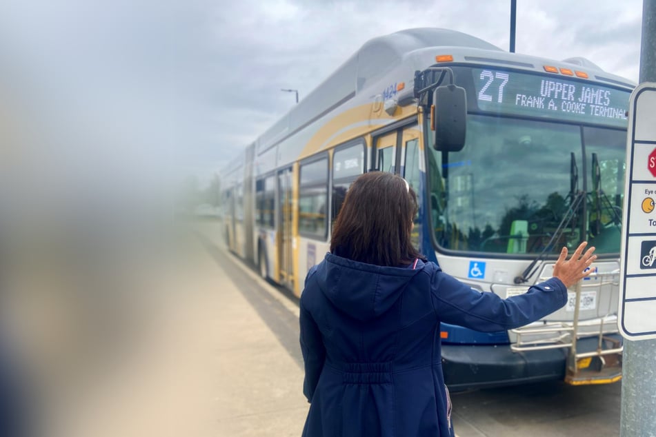 Con diez pasajeros a bordo: hombre roba un autobús urbano, pasa por las paradas y controla los boletos.