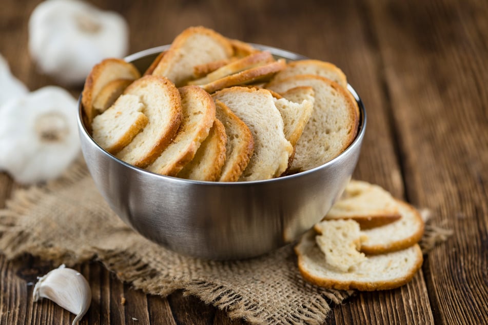 Brotchips können ganz leicht selbst aus alten Brötchen und Baguette hergestellt werden.