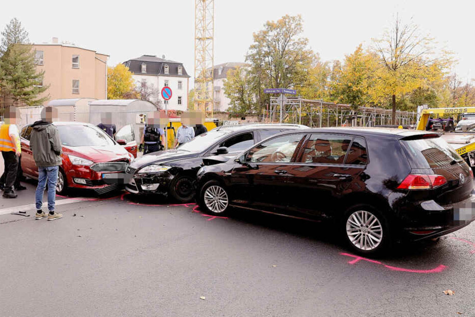Alle drei Autos erlitten heftige Schäden.