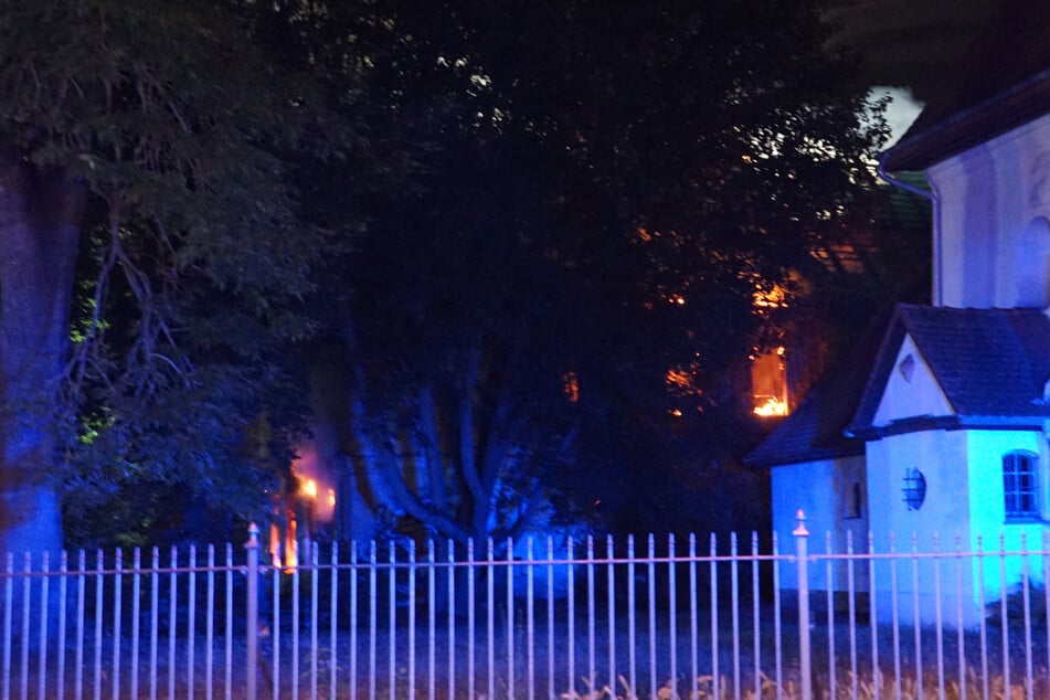 Die Flammen schlugen aus dem Gebäude hinter der Stephanuskirche.