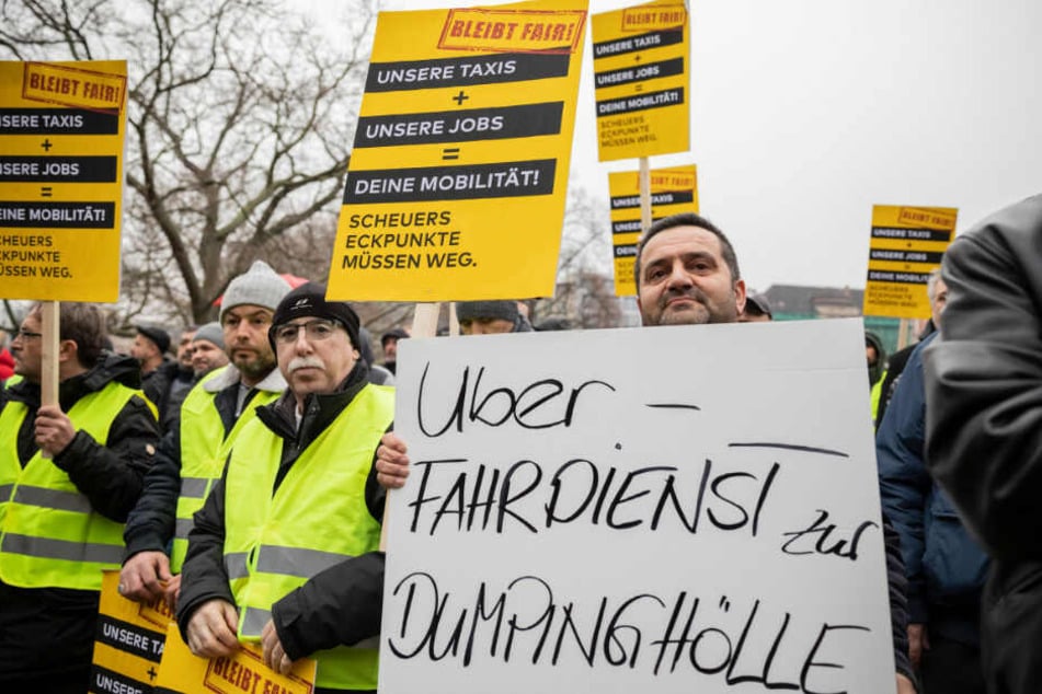 Taxifahrer protestieren gegen die Liberalisierung von Uber und Co.