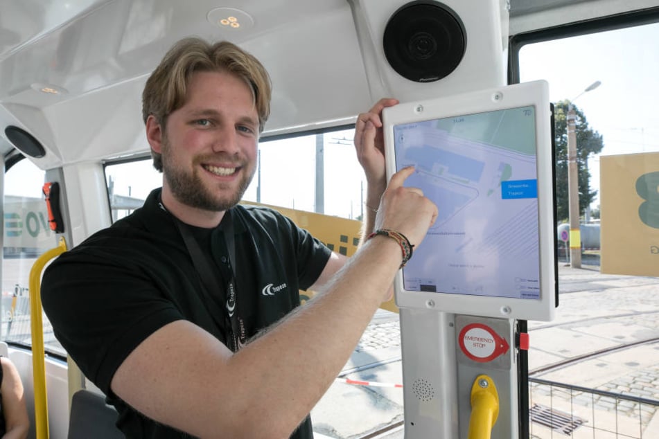 Yannik Büzberger (26), Mitarbeiter bei Trapeze, zeigt die Technik in dem selbstfahrenden Bus.