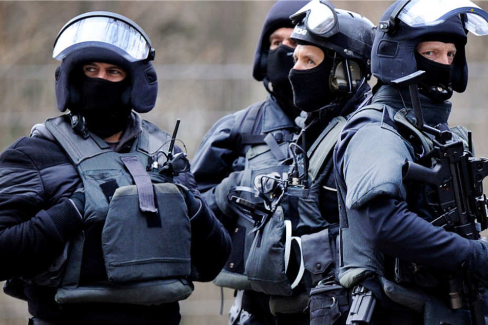 Spezialkräfte der Polizei kamen bei der Hausdurchsuchung zum Einsatz (Symbolbild).