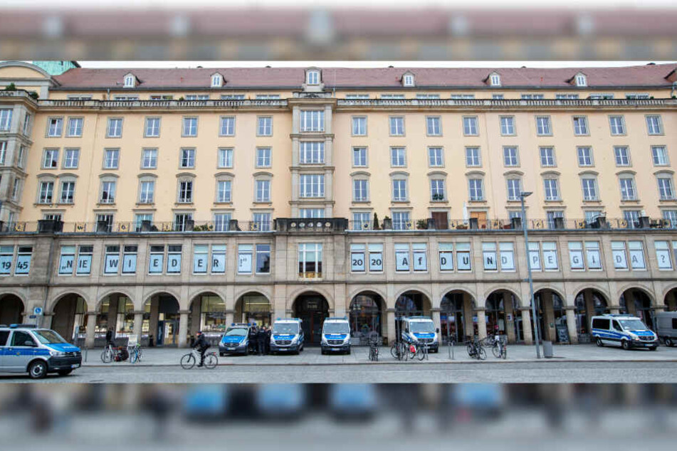 Der Schriftzug "1945 Nie wieder! 2020 AfD und Pegida?" ist in den Fenstern eines Hauses am Altmarkt zu sehen.