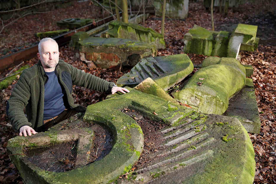 Momentan liegt das alte DDR-Relief bei Bildhauer Roland Fribolin in
Zittau.