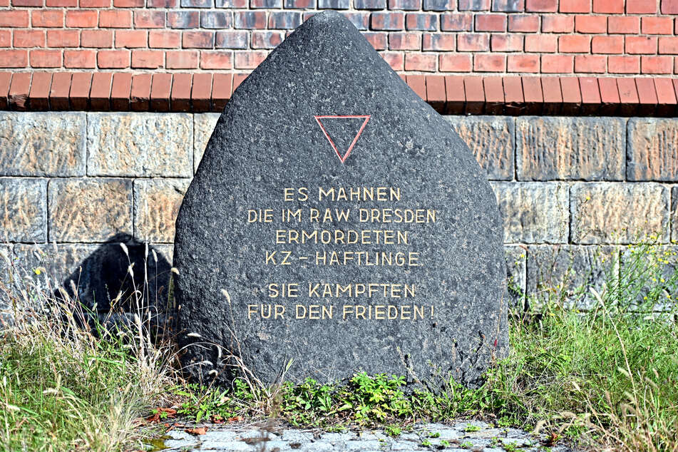 Dieser Gedenkstein steht am Emerich-Ambros-Ufer 50 nahe des früheren Reichsbahnausbesserungswerks (RAW), wo Ambros arbeitete.