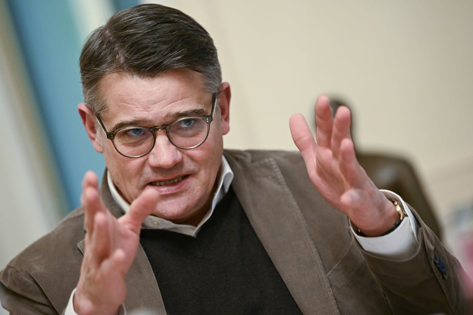 Boris Rhein (53), CDU-Chef und Ministerpräsident von Hessen, pflichtet dem Bundeskanzler bei.