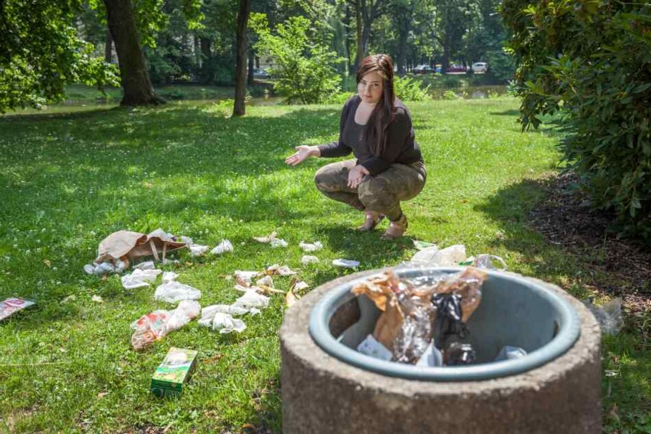 Caroline Elstein beklagt sich über den Müll am Schlossteich.