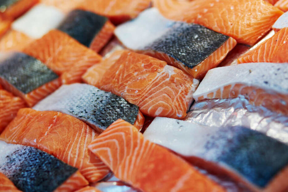 Das Tier lebt als Parasit im Fleisch vom Lachs.