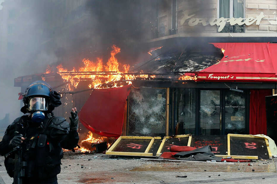 Das berühmte Restaurant Fouquet's auf der Champs Elysees brennt nach Auseinandersetzungen während eines "Gelbwesten"-Protests.