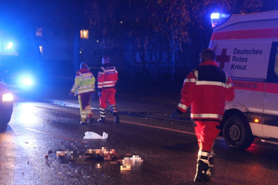 Eine Blutlache ist auf der Straße zu sehen.