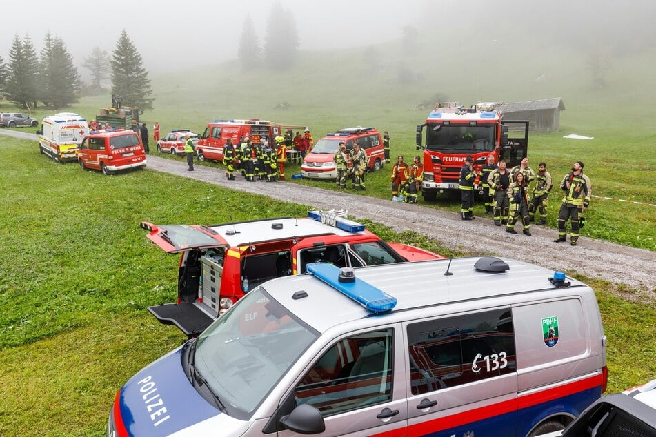 Zahlreiche Einsatzkräfte arbeiten an der Absturzstelle.