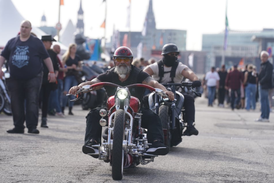 Teilnehmer der "Harley Days" fahren über das Veranstaltungsgelände auf dem Hamburger Großmarkt. Am Sonntag geht das Event mit einer großen Parade zu Ende.