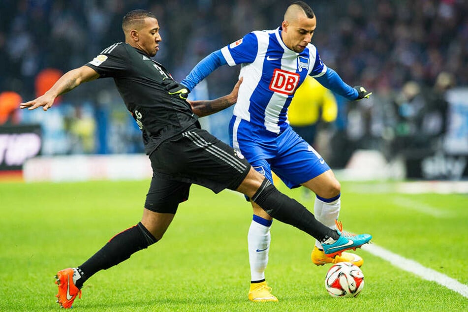 Ein Kumpelduell, das es schon auf dem Berliner Bolzplatz an der Panke gab: Jérôme Boateng (l.) fährt Änis Ben-Hatira (r.) in die Parade.