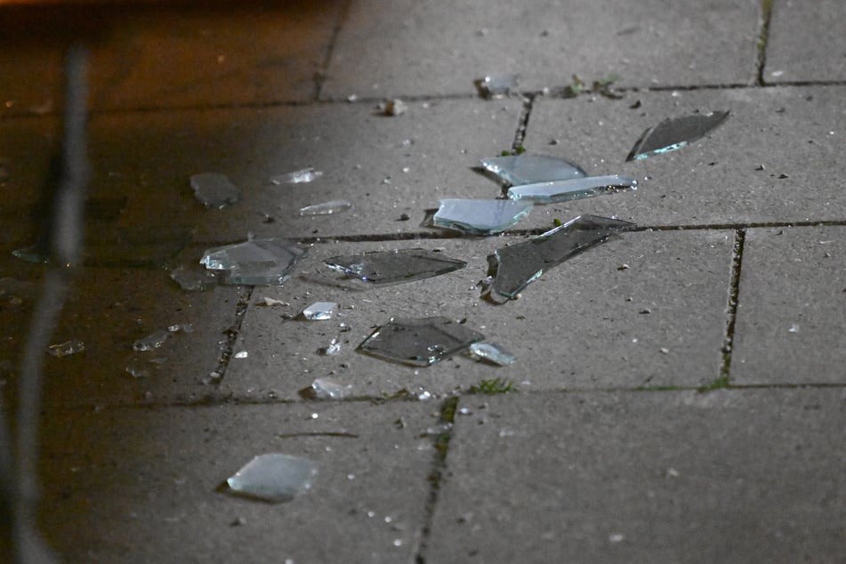 Scherben liegen vor dem israelischen Restaurant.