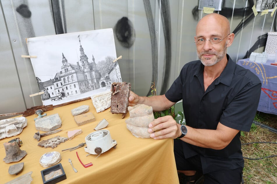 Peter Neukirch (51) leitet das benachbarte Palitzsch-Museum, betreut auch die Ausgrabungen. Vor allem Kinder buddelten historische Überbleibsel wie Stuckreste oder ein Türschloss aus.