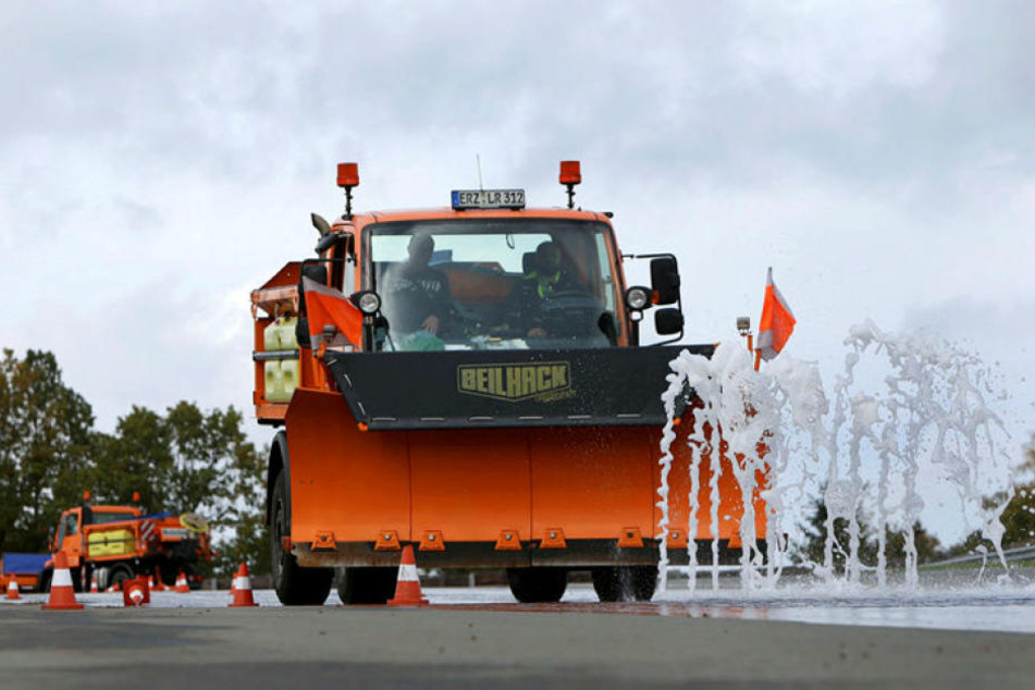 Nicht nur Feuerwehrleute, auch Winterdienstfahrer trainieren regelmäßig auf dem Sachsenring.