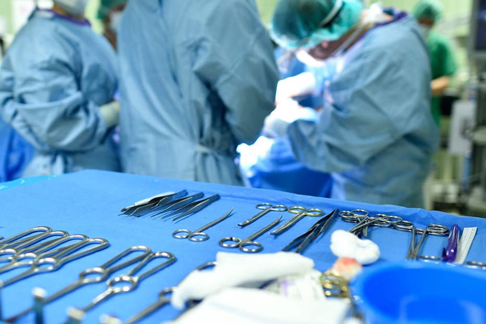Ein Mann lässt sich nach einer Penis-Transplantation sein bestes Stück tätowieren. (Symbolbild)