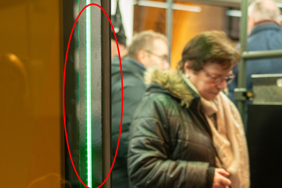 Diese LED-Leuchten sollen größer werden. Sie zeigen zukünftig an, ob ein leichter Einstieg möglich ist oder ob viele Fahrgäste drängeln.