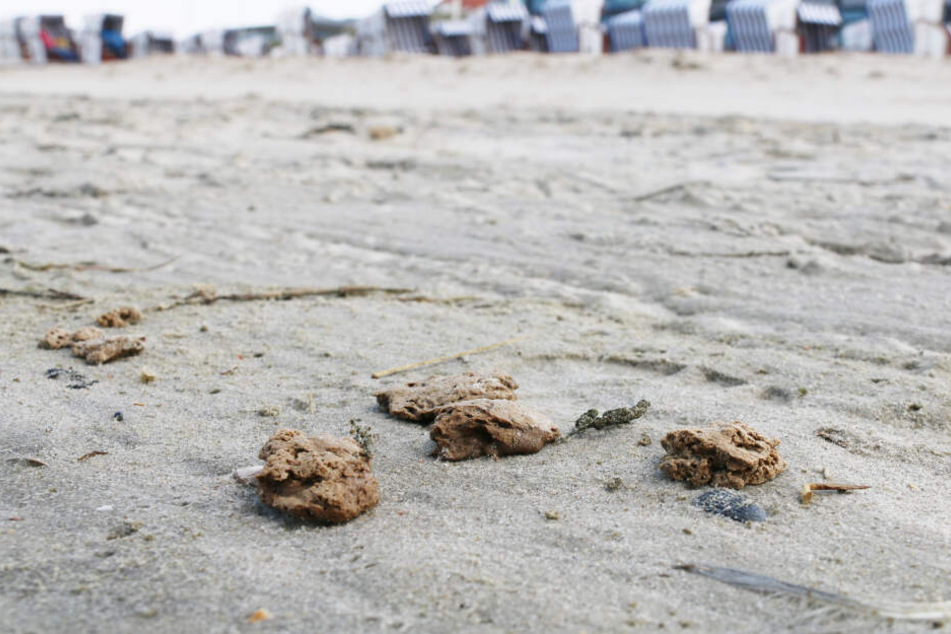 Klumpen einer bislang unbekannten Materials liegen am Strand von Norderney.