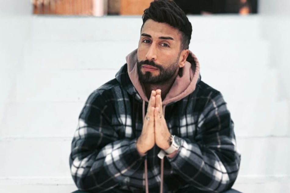 Der Love-Island-Kandidat Babak Cheraghpour lernte Evelyn abseits der Fernsehkameras kennen.
