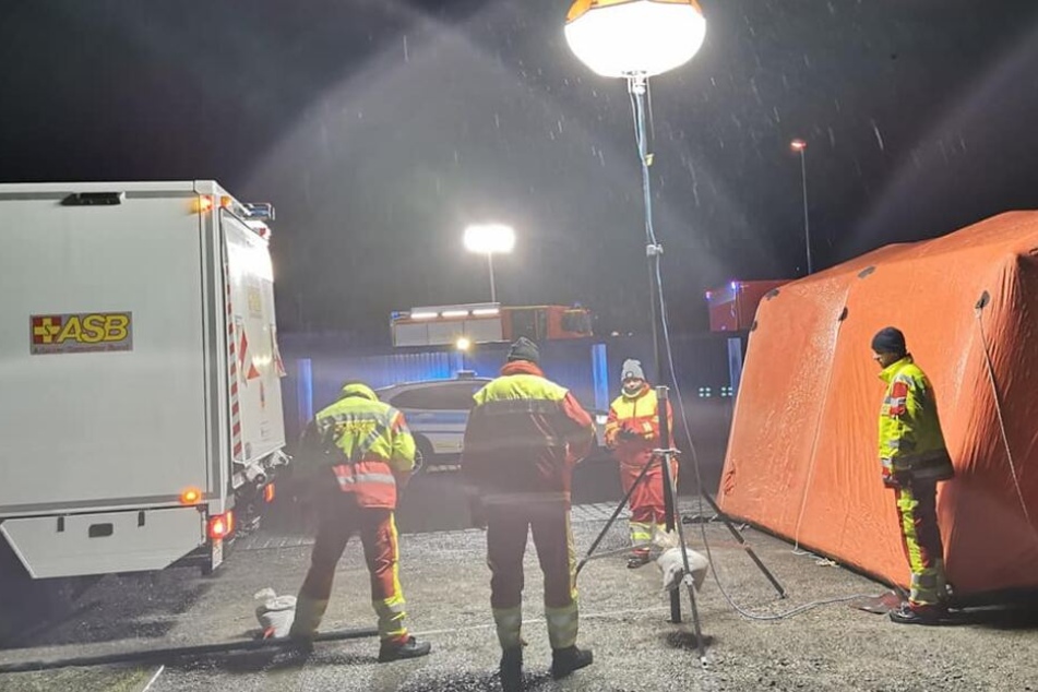Die Rettungskräfte sind seit den späten Abendstunden des Montags im Einsatz.
