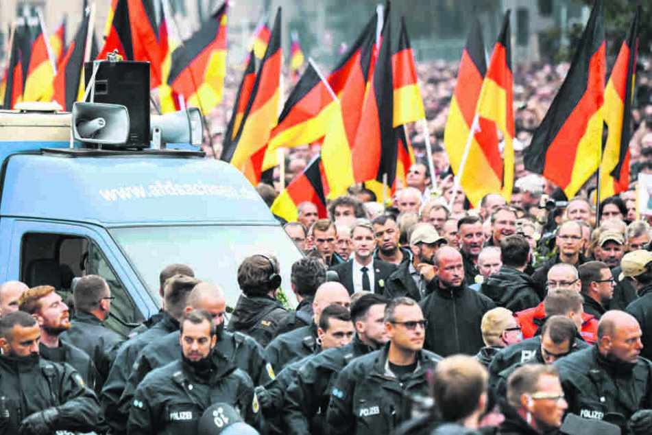 Beim "Schweigemarsch" von AfD und Pegida liefen Partei-Rechtsaußen Björn Höcke (46) und Pegida-Gründer Lutz Bachmann (45) in vorderster Reihe mit.