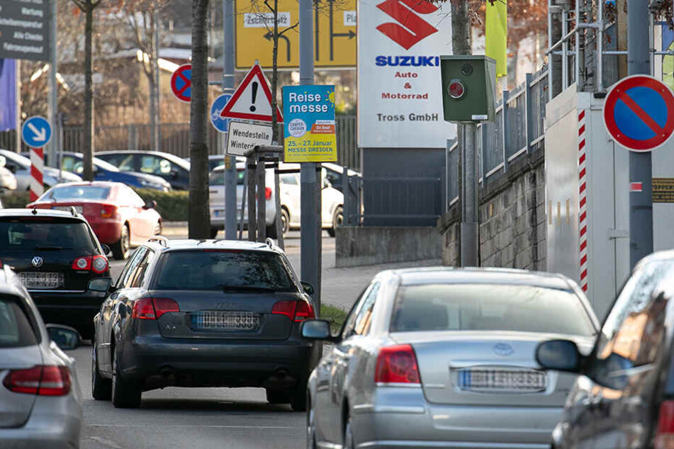 Auf Höhe der Nöthnitzer Straße, 100 Meter oberhalb des Bergstraßen-Blitzers, wurde von Tempo 70 auf 50 reduziert.