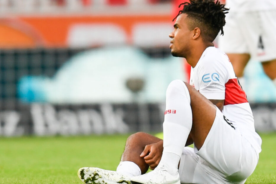VfB-Kicker Daniel Didavi sitzt am Boden nachdem er sich bei der Partie gegen Wehen Wiesbaden verletzt hatte.