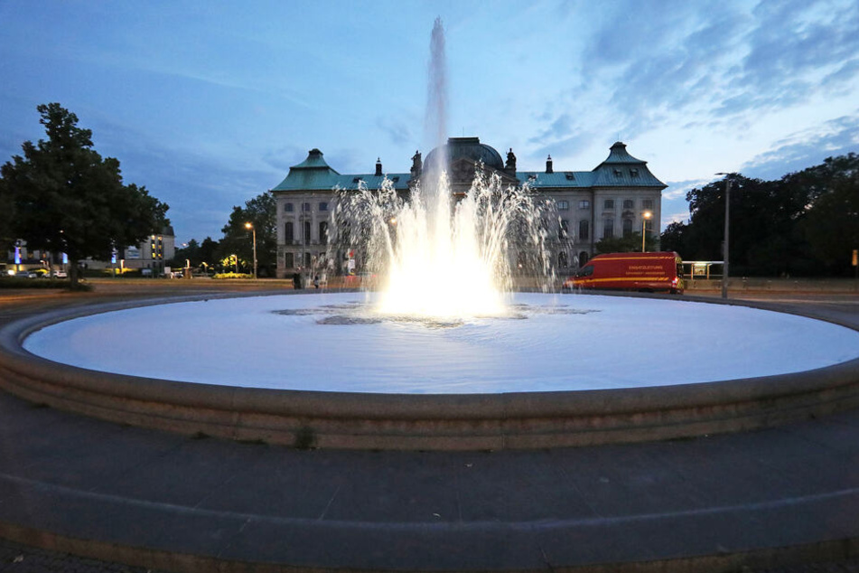 Der Brunnen hatte eine weiße Oberfläche.