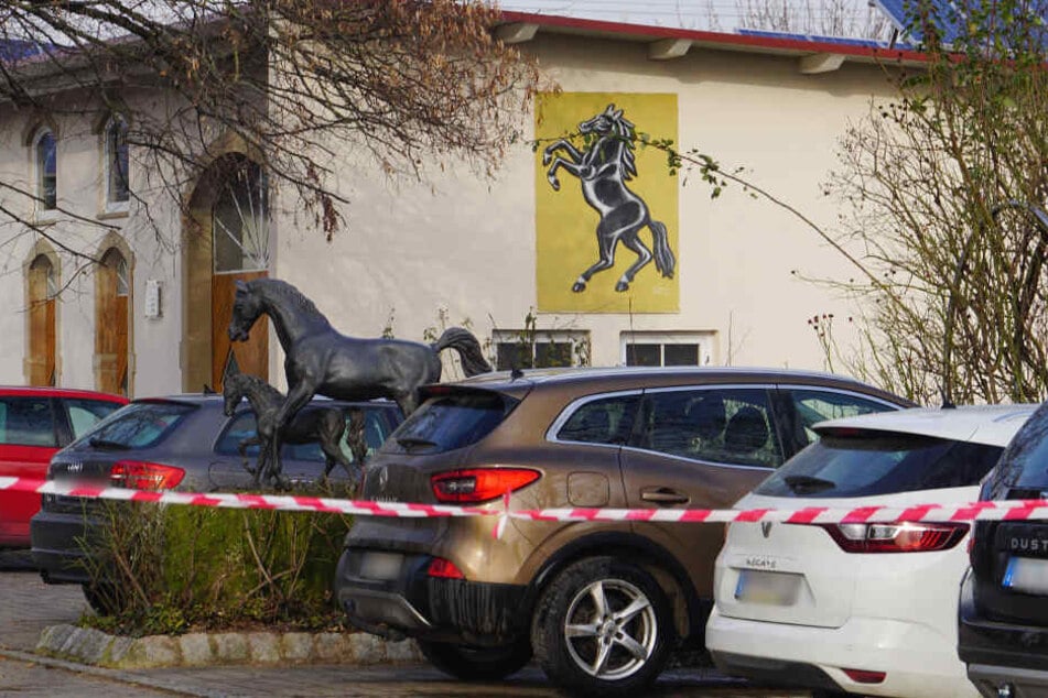 Güglingen: Absperrband vor einer Zufahrt.