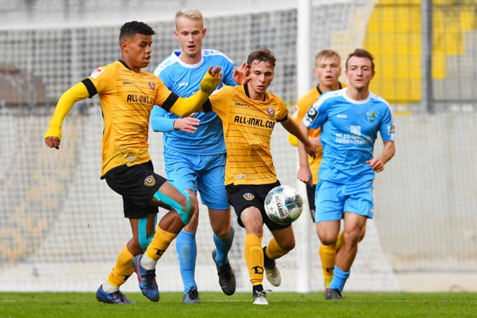 Junioren-Ball gegen Chemnitz: Ransford Königsdörffer (l.) und Christoph Schurz (v.) decken den Ball vor CFC-Kicker Jan-Pelle Hoppe ab.