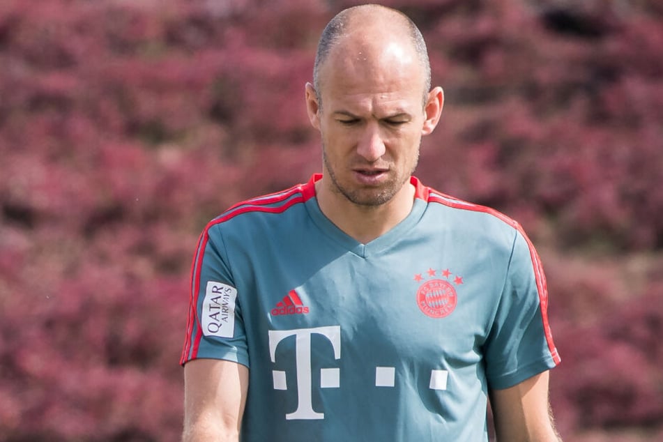 Arjen Robben vom FC Bayern München läuft nach der Übungseinheit am Vormittag über den Platz, zum Einsatz wird er mit seiner Verletzung in nächster Zeit nicht kommen. (Archivbild)