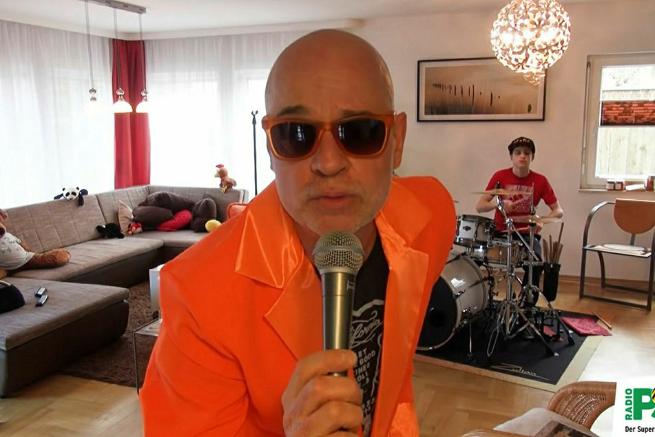 In knallorangefarbenen Anzug schmettert PSR-Moderator Steffen Lukas (50) den Sachsensong "Daheim, daheim".
