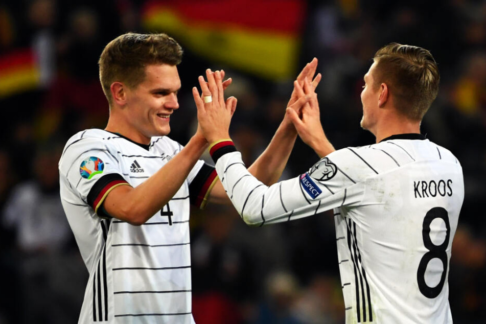 Deutschlands beste Spieler an diesem Abend: Toni Kroos klatscht sich nach seinem Treffer zum 3:0 für Deutschland mit Vorlagengeber Matthias Ginter (l.) ab.