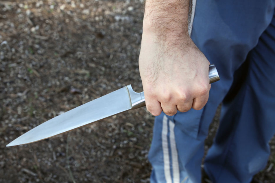 Mit einem langen Küchenmesser kam der Mann wieder zurück in den Imbiss. (Symbolbild)