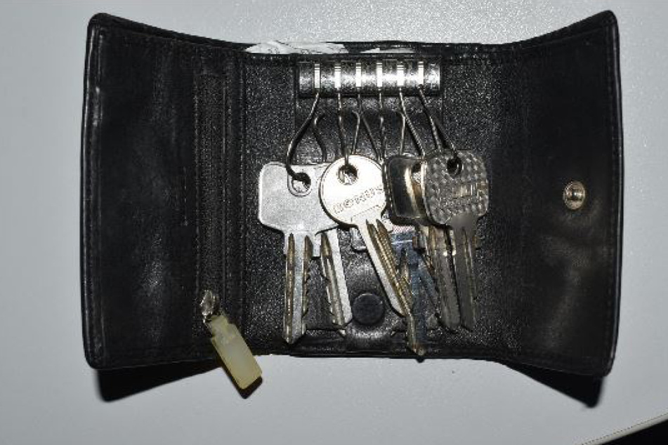 In seinen Sachen fanden die Beamten außerdem sieben Schlüssel in einem Etui.