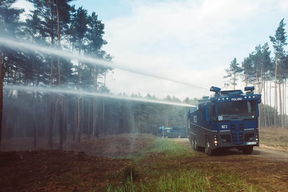 Ein Wasserwerfer der Bundespolizei ist beim Löscheinsatz beim Waldbrand auf dem ehemaligen Truppenübungsplatz im Einsatz.