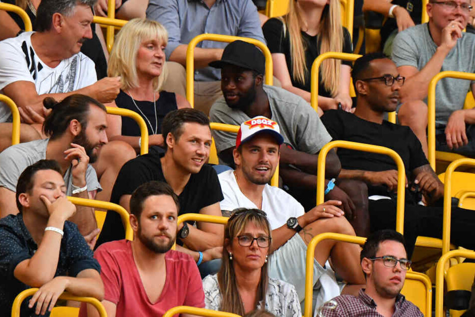 In Sachen Kader traf es unter anderen Erich Berko (oben 2.v.r.) und Pascal Testroet (zweite Reihe 1.v.r.), die sich auf der Tribüne wiederfanden.