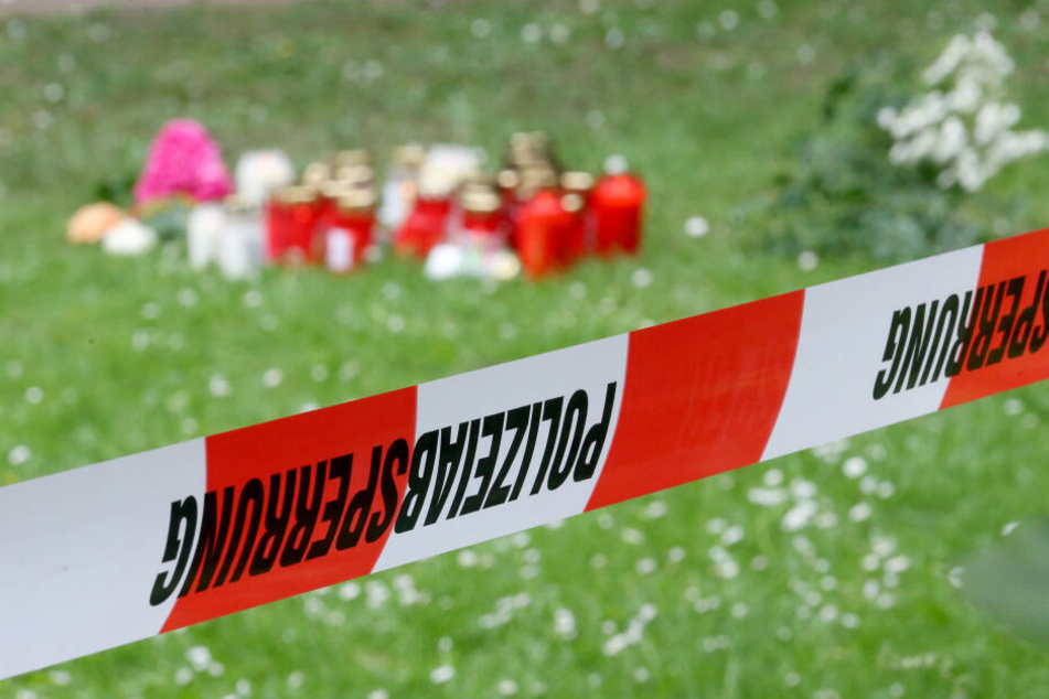 In der Nähe der tödlichen Messerattacke auf eine 15-Jährige sind von Bürgern Trauerkerzen und Blumen niedergelegt worden.