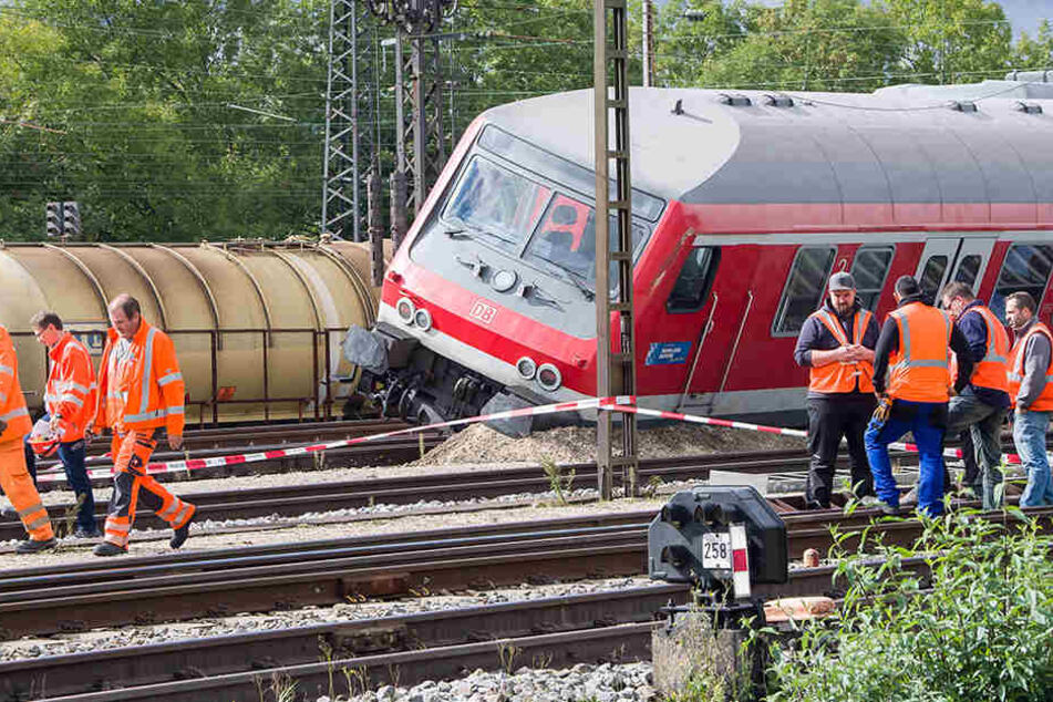 In dem einen Zug saßen 13 Reisende.